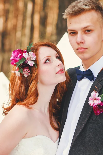 Colpo nuziale di sposa e sposo nel parco. Primo piano di una bella giovane coppia di sposi — Foto Stock