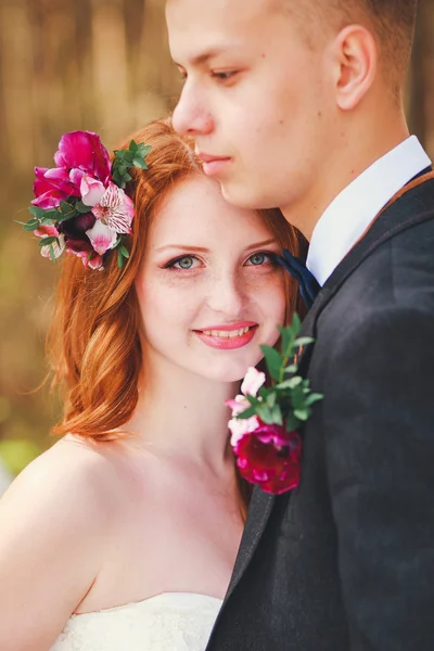 Bröllop skott av bruden och brudgummen i park. Närbild på en trevlig ung bröllopsparet — Stockfoto
