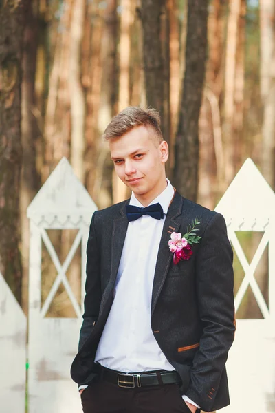 De glimlach van de bruidegom. Portret van de bruidegom in het park op hun trouwdag. Rich bruidegom op hun trouwdag — Stockfoto