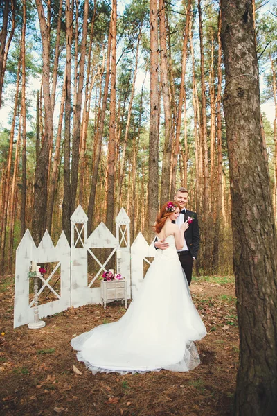 Tiro de casamento de noiva e noivo no parque. Casamento casal acaba de se casar com buquê de noiva. Elegante feliz sorrir recém-casados na cerimônia de casamento ao ar livre — Fotografia de Stock