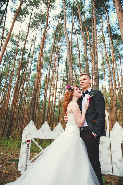 Tiro de casamento de noiva e noivo no parque. Casamento casal acaba de se casar com buquê de noiva. Elegante feliz sorrir recém-casados na cerimônia de casamento ao ar livre — Fotografia de Stock