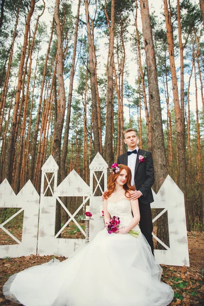 Tiro de casamento de noiva e noivo no parque. Casamento casal acaba de se casar com buquê de noiva. Elegante feliz sorrir recém-casados na cerimônia de casamento ao ar livre — Fotografia de Stock