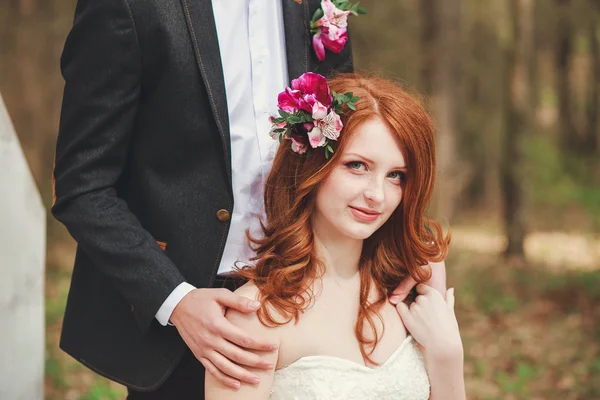 Tiro de casamento de noiva e noivo no parque. Casamento casal acaba de se casar com buquê de noiva. Elegante feliz sorrir recém-casados na cerimônia de casamento ao ar livre — Fotografia de Stock