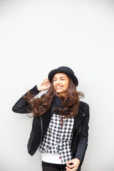 Sonriente chica urbana con una sonrisa en la cara. Retrato de gir de moda con un estilo negro rock divertirse al aire libre en la ciudad — Foto de Stock