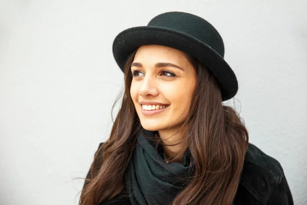 Sonriente chica urbana con una sonrisa en la cara. Retrato de gir de moda con un estilo negro rock divertirse al aire libre en la ciudad — Foto de Stock