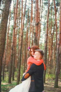 Gelin ve damat Park Düğün çekim. Evlilik çift gelin buketi ile evlendim. Açık aşık genç Çift.