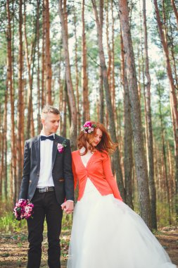 Gelin ve damat Park Düğün çekim. Evlilik çift gelin buketi ile evlendim. Açık aşık genç Çift.