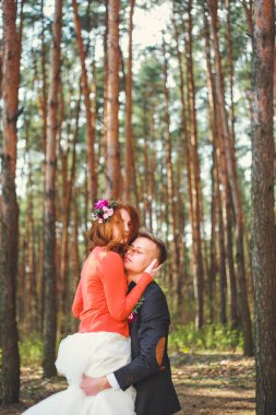 Gelin ve damat Park Düğün çekim. Evlilik çift gelin buketi ile evlendim. Açık aşık genç Çift.