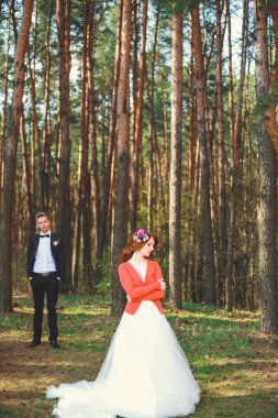 Parkta gelin ve damadın düğün fotoğrafı. Düğün çifti gelinlik buketi ile evlendi. Açık düğün töreninde şık mutlu gülümseyen yeni evliler. Aşık açık genç çift.