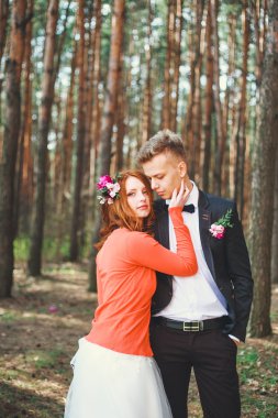 Parkta gelin ve damadın düğün fotoğrafı. Düğün çifti gelinlik buketi ile evlendi. Açık düğün töreninde şık mutlu gülümseyen yeni evliler. Aşık açık genç çift.