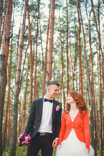 Plan de mariage de mariée et marié dans le parc. Couple de mariage vient de se marier avec bouquet nuptial. Jeune couple amoureux en plein air . — Photo