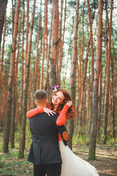 Tiro de casamento de noiva e noivo no parque. Casamento casal acaba de se casar com buquê de noiva. Jovem casal apaixonado ao ar livre . — Fotografia de Stock