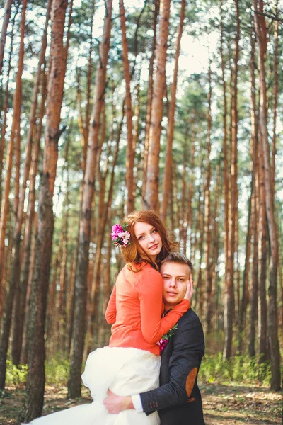 Bruiloft shot van de bruid en bruidegom in park. Bruidspaar net getrouwd met bruids boeket. Jong koppel in liefde buiten. — Stockfoto