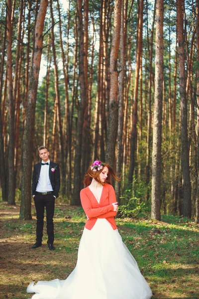 Hochzeitsfoto von Braut und Bräutigam im Park. Hochzeitspaar gerade mit Brautstrauß verheiratet. stilvoll glücklich lächelnde Frischvermählte bei einer Trauung im Freien. junges verliebtes Paar im Freien. — Stockfoto