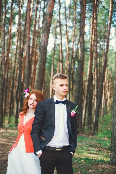 공원에서 신부와 신랑의 결혼식 샷입니다. 결혼식 부부는 신부 꽃다발과 결혼했다. 야외 결혼식에 세련된 행복 미소 신혼 부부. 젊은 부부 에 사랑 옥외. — 스톡 사진