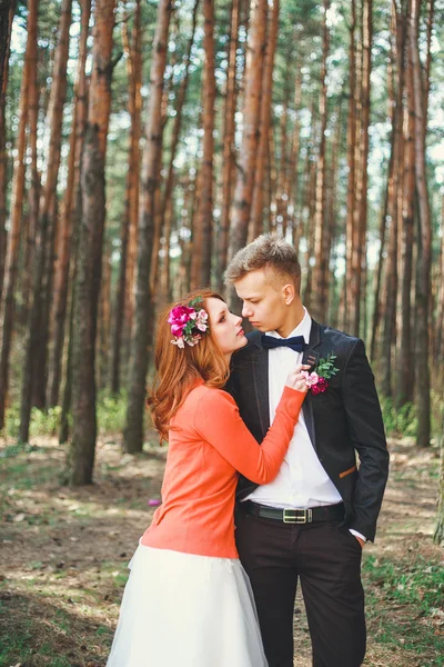 Tiro de casamento de noiva e noivo no parque. Casamento casal acaba de se casar com buquê de noiva. Recém-casados sorridentes felizes elegantes na cerimônia de casamento ao ar livre. Jovem casal apaixonado ao ar livre . — Fotografia de Stock