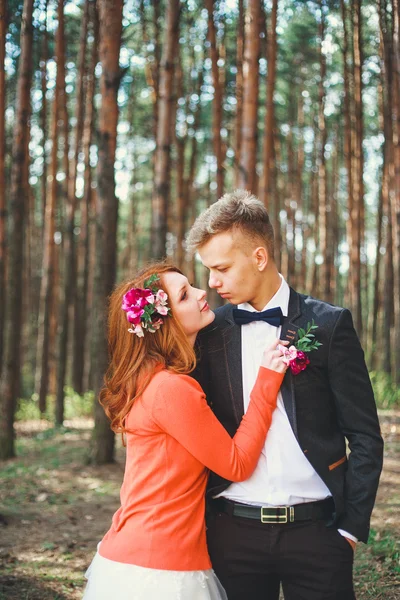 Plan de mariage de mariée et marié dans le parc. Couple de mariage vient de se marier avec bouquet nuptial. Élégant heureux souriant jeunes mariés sur la cérémonie de mariage en plein air. Jeune couple amoureux en plein air . — Photo