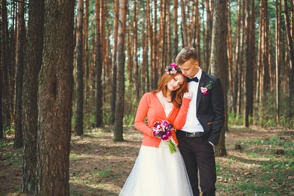 Bruiloft shot van bruid en bruidegom in Park. Bruiloft paar net getrouwd met bruids boeket. Stijlvolle gelukkig glimlachende jonggehuwden op buiten huwelijksceremonie. Jong paar in liefde outdoor. — Stockfoto