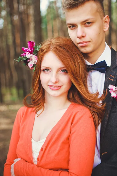 Wedding shot of bride and groom in park. Wedding couple just married with bridal bouquet. Stylish happy smiling newlyweds on outdoor wedding ceremony. Young couple in love outdoor. — Stock Photo, Image