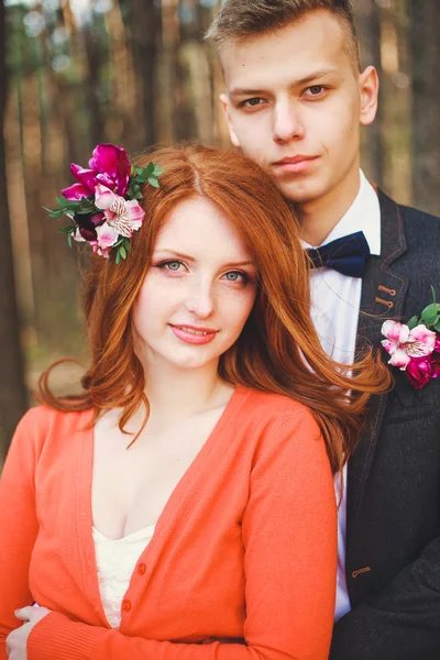 Tiro de casamento de noiva e noivo no parque. Casamento casal acaba de se casar com buquê de noiva. Recém-casados sorridentes felizes elegantes na cerimônia de casamento ao ar livre. Jovem casal apaixonado ao ar livre . — Fotografia de Stock