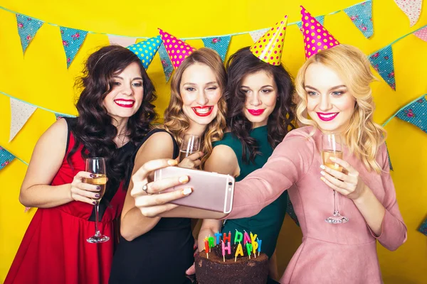 Melhores amigos tirando selfie. Retrato de amigos alegres brindando e olhando para a câmera na festa de aniversário. Amigos atraentes comemorando um aniversário. Meninas sorridentes com copos de champanhe — Fotografia de Stock