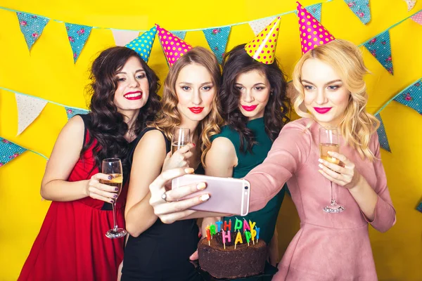 Melhores amigos tirando selfie. Retrato de amigos alegres brindando e olhando para a câmera na festa de aniversário. Amigos atraentes comemorando um aniversário. Meninas sorridentes com copos de champanhe — Fotografia de Stock