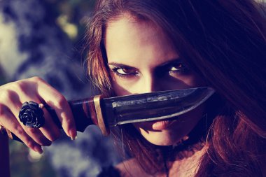 Karanlık bir ormanda Halloween cadı. Cadı kostüm güzel ve genç birbayan. Cadılar Bayramı kavramı için korku arka plan