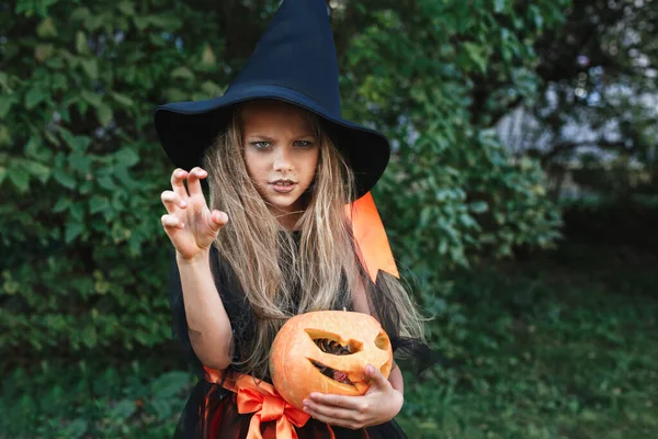 Linda chica en traje de bruja en truco de Halloween o tratar — Foto de Stock
