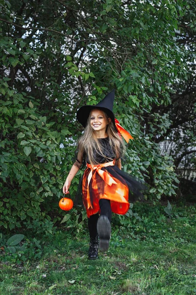 Κοριτσάκι με στολή μάγισσας στο Halloween κόλπο ή θεραπεία εξωτερική — Φωτογραφία Αρχείου