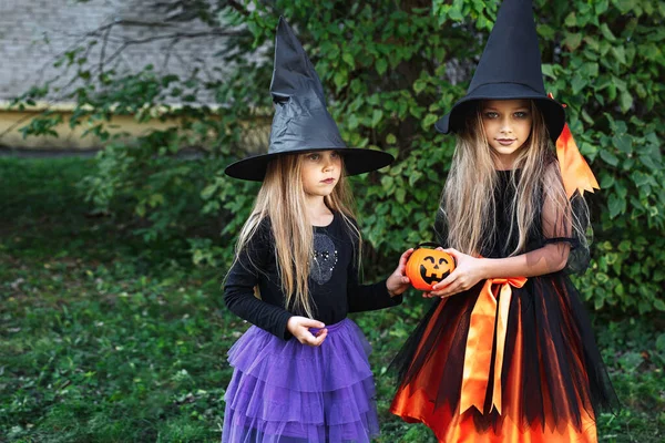 Kleine kinderen op Halloween feest hebben plezier buiten — Stockfoto