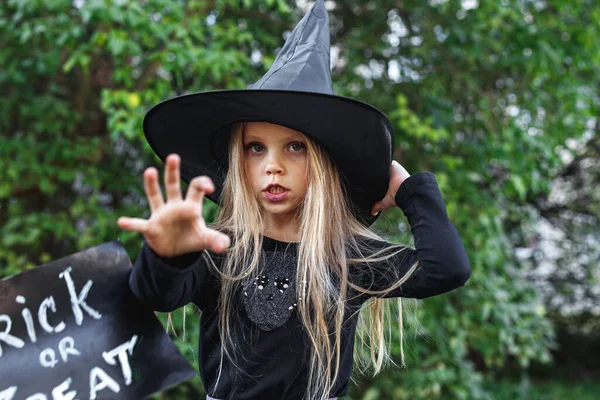 Κοριτσάκι με στολή μάγισσας. Καλές Απόκριες — Φωτογραφία Αρχείου
