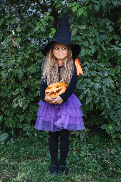Dışarıda cadılar bayramında balkabaklı kız çocuğu — Stok fotoğraf