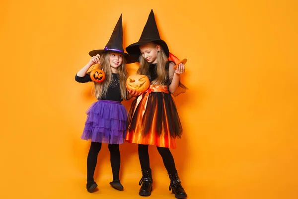 Kinderen in halloween kostuums vertonen grappige gezichten — Stockfoto