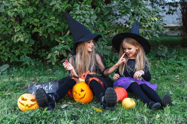 Kind viert Halloween en eet zoet snoep — Stockfoto
