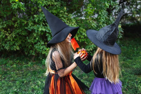 Speelse Kinderen Genieten Van Een Halloween Feest — Stockfoto