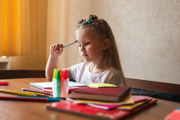 Portret małej uczennicy uczącej się w domu — Zdjęcie stockowe