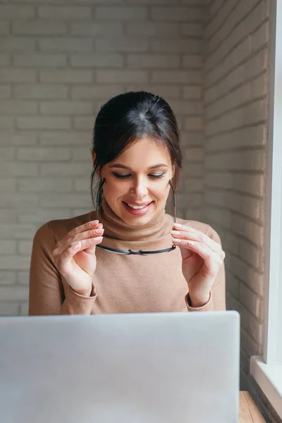 Joven mujer de negocios que trabaja en la computadora en su oficina en casa — Foto de Stock