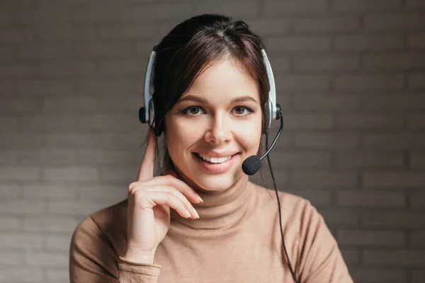Προσωπογραφία υπαλλήλου τηλεφωνικού κέντρου στο γραφείο. Νεαρή χαμογελαστή γυναίκα τηλεφωνήτρια κέντρο — Φωτογραφία Αρχείου
