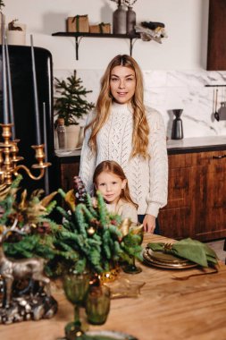 Mutlu Aile mutfakta birlikte Noel yemeği hazırlıyor.