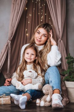 Aile Noel zamanı evdedir. Mutlu aile portresi