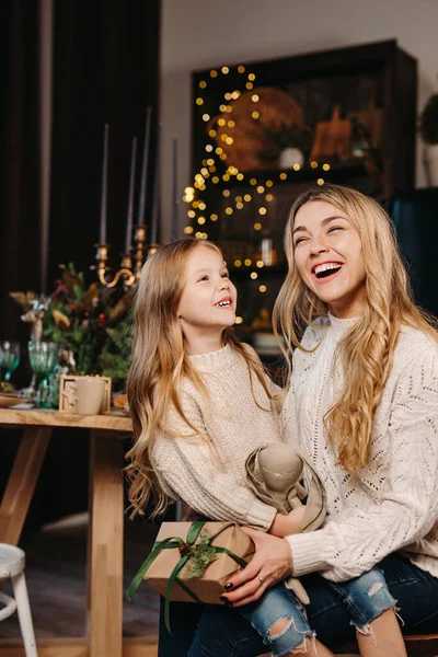 어머니와 어린 딸이 크리스마스 때즐겁게 놀고 있다 — 스톡 사진
