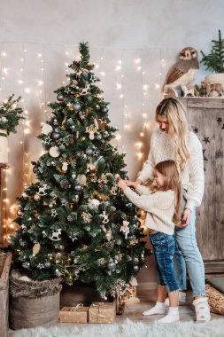 Aile süslemesi güzel Noel ağacı odada.