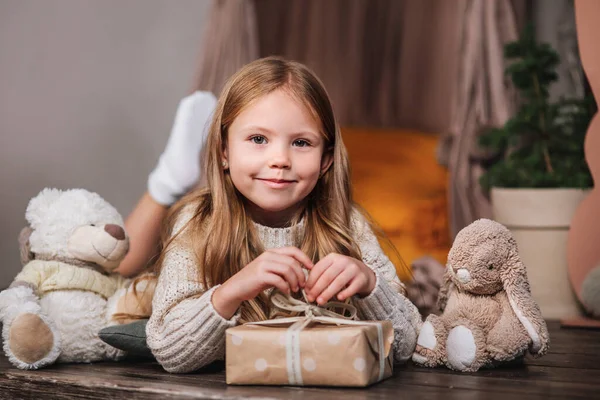 크리스마스 선물 상자와 장난감을 가지고 집에 있는 귀여운 아기 — 스톡 사진