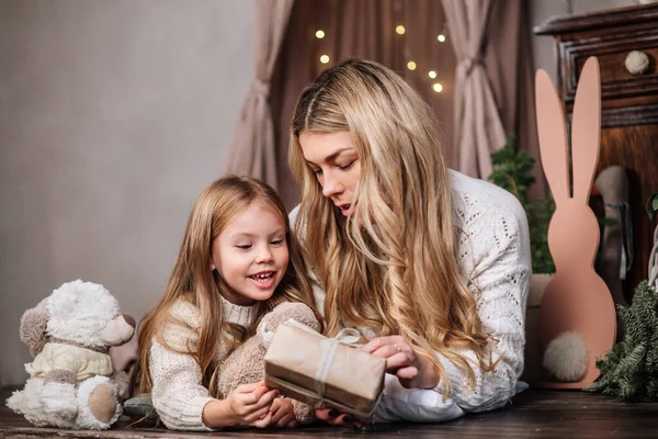 크리스마스 선물을 여는 행복 한 엄마와 어린 딸 — 스톡 사진