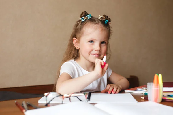 Dziecko odrabiające pracę domową i czytające w domu — Zdjęcie stockowe