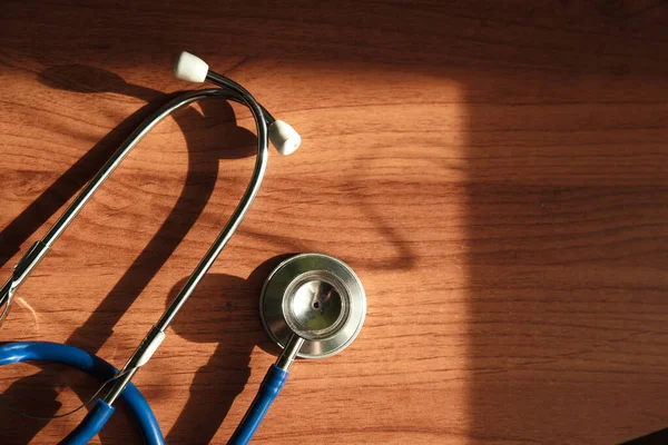 Stethoscoop op houten tafel. Gezondheidszorg en medisch concept — Stockfoto