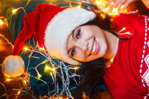 Retrato de mujer linda con luces de Navidad en casa. Feliz Navidad y Feliz Año Nuevo — Foto de Stock