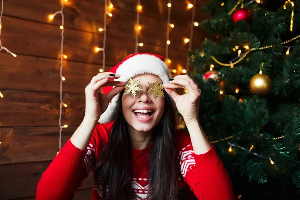 Retrato de mujer hermosa usar sombrero de santa divertirse en el fondo de Navidad — Foto de Stock
