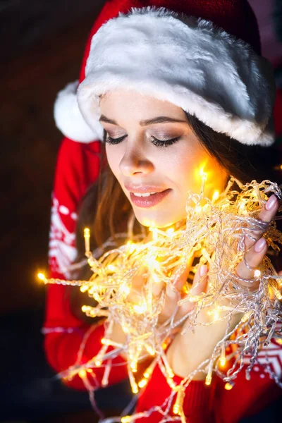 Portrait de femme heureuse avec des lumières de Noël. Joyeux Noël et bonne année — Photo