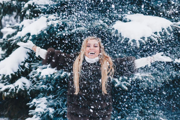 Rapariga jogando neve no dia de inverno. Mulher de inverno — Fotografia de Stock